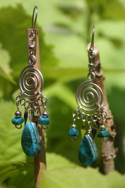 Boucles d'oreilles avec pierre turquoise.