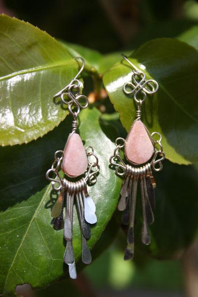 Boucles d'oreilles modèle ticka en quartz rose.