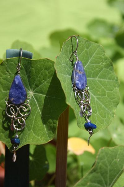Modèle qosqo en pierre lapis lazuli.