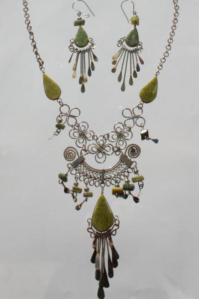 Boucles D'orelles Perre Naturelle Sem Préceuse Jade Vert Ctron Et Grane Açaï | Boucles D