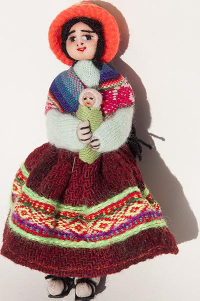 Petite poupée assise en tissu péruvien multicolore