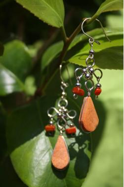 Boucles d'oreilles en pierre jaspe rouge.