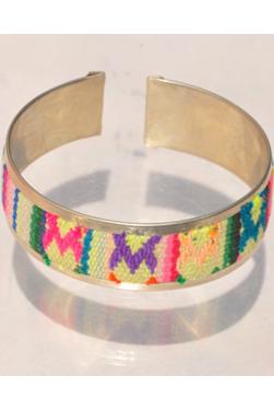 Bracelet flexible tissu ancien.