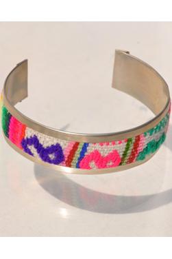 Bracelet flexible tissu.