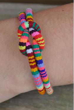 Bracelet main en tissu aguayo.