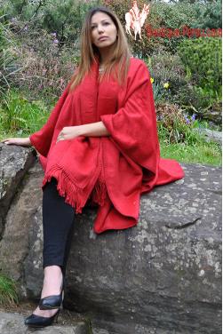 Manteau Cape en laine d'alpaga  de couleur rouge.