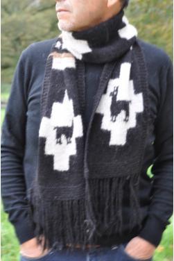 Écharpe noire tricoté main en laine d'alpaga