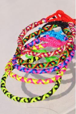 Lot de cinq bracelets indien porte bonheur aux couleurs du printemps