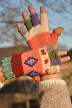 Venez découvrir les magnifiques mitaines péruviennes aux motifs et couleurs uniques.