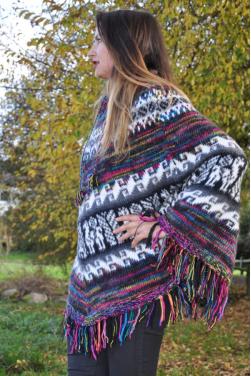 Poncho artisanal de Cuzco, tricoté à la main.