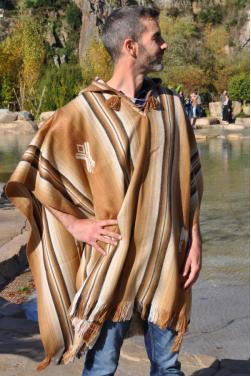 Poncho  Chaman couleur vigogne. C'est une pièce unique