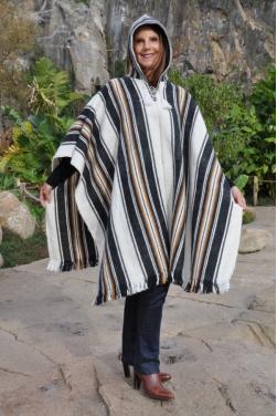 Poncho péruvien avec sa capuche.