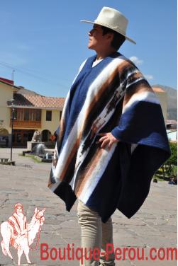 Poncho alpaga bleu nuit. C'est une pièce unique