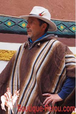 Poncho Chaman marron beige. C'est une pièce unique