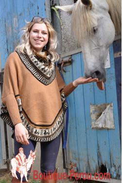 Poncho pull marron beige pour femme.