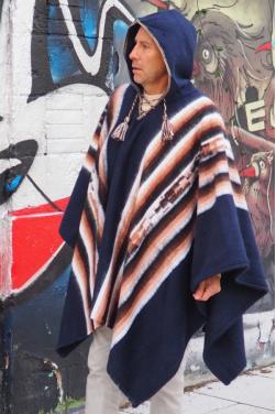 Poncho Bleu des Andes laine alpaga avec sa capuche.