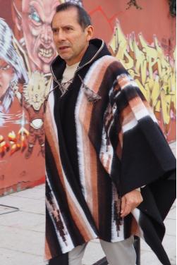 Poncho Noir des Andes laine alpaga avec sa capuche.