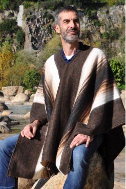 Poncho péruvien macho couleur marron chocolat