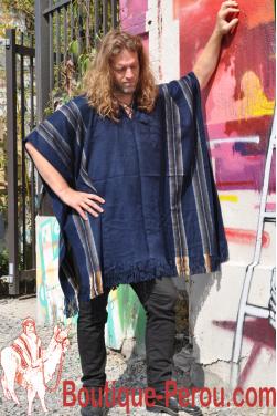 Poncho du Pérou en laine d'alpaga bleu marine, c'est une pièce unique