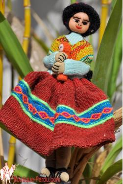 Grande poupée péruvienne multicolore
