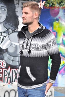 Pull noir en laine d'alpaga avec sa capuche