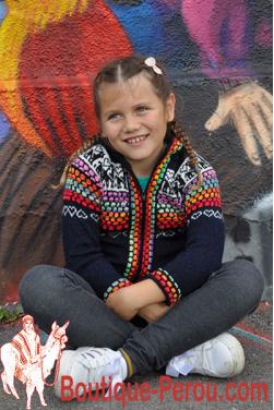 Gilet enfant à capuche avec un magnifique mélange de couleurs de l’arc-en-ciel.