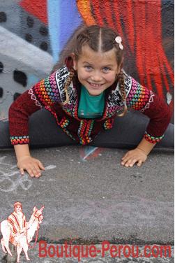 Gilet enfant à capuche avec un magnifique mélange de couleurs de l’arc-en-ciel.