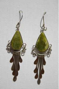 Boucles d'oreille en pierre serpentine.