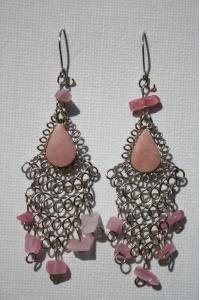 Boucles d'oreilles avec du quartz rose.