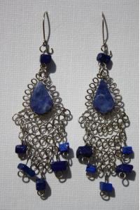 Boucles d'oreilles avec la sodalite.