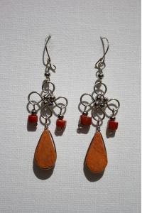 Boucles d'oreille en pierre jaspe rouge.