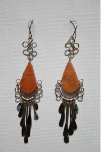 Boucles d'oreille en pierre jaspe rouge.