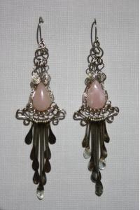 Boucles d'oreilles avec du quartz rose.