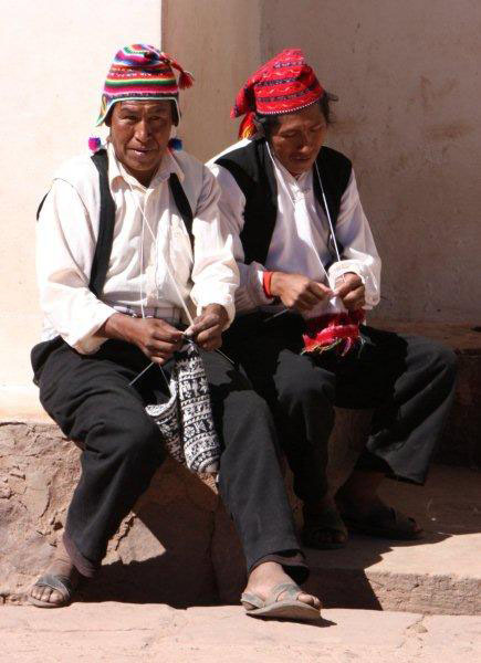 habitants-île-taquile-tricotent-bonnet-peruvien-chullo-lac-titicaca-boutique-perou
