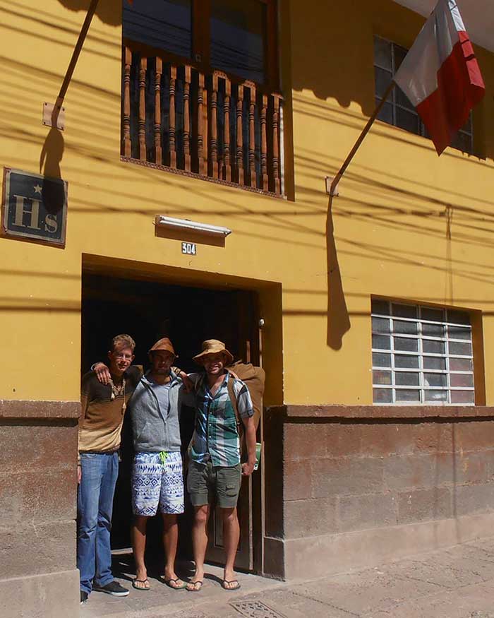 Touriste-heureux-devant-hostal-cactus